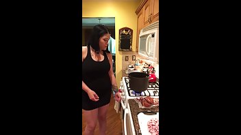 Chippy Lipton kitchen pussy fingering ManyVids Free Porn Videos