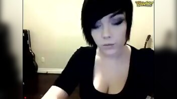 Emo girl mmetalcat shows her naked upper body