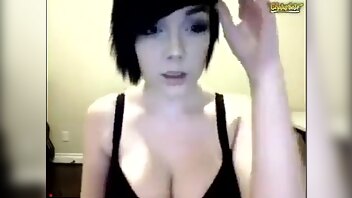Emo girl mmetalcat shows her naked upper body