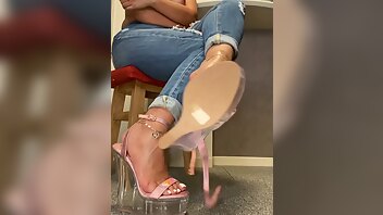 footgoddessnamichan dangling my new wedges with white toes ima show you my ass hole and take these jeans off xxx onlyfans porn video