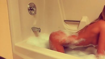 zoeytaylorxo bubble bath fun w/ pussy fingering - Chaturbate video