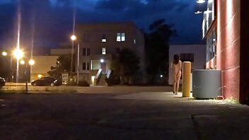 Nicole Niagara Dildo in the Street